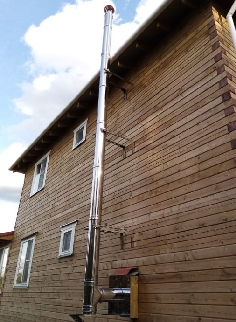 Установленный на фасаде дома дымоход