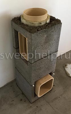 установка элемента керамического дымохода с прочистным отверстием
